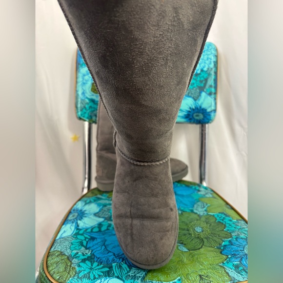 UGG Classic Gray Suede Boots Women’s Size 6 - Picture 13 of 13